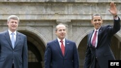 Foto de archivo de los presidentes de México, Felipe Calderón (c), de Estados Unidos, Barack Obama (d), y el primer ministro de Canadá, Joseph Harper (i) en el Hospicio Cabañas de Guadalajara. EFE/Alex Cruz