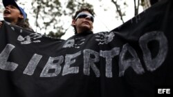 Fotografía de archivo de estudiantes de oposición cuando marchaban el 3 de Octubre de 2009 por las calles del centro de Caracas (Venezuela) para reclamar justicia para los presos políticos.