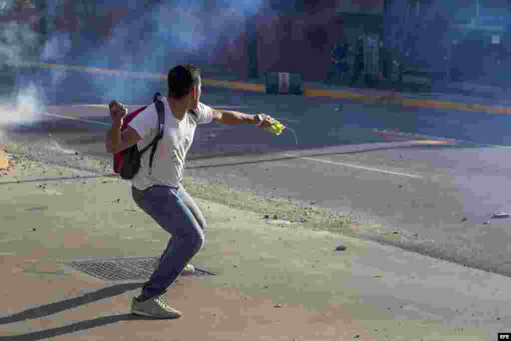 Un hombre participa en manifestaciones en la Plaza Altamira (sábado 15 de febrero de 2014)