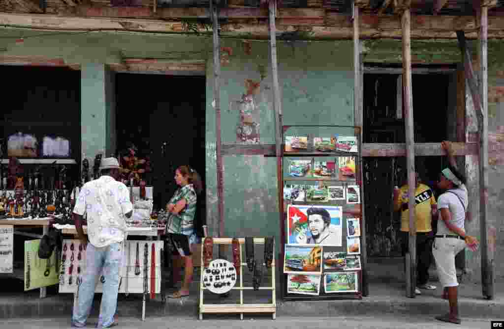 Vista de unos puestos de venta de artesanías en la ciudad de Santiago de Cuba.