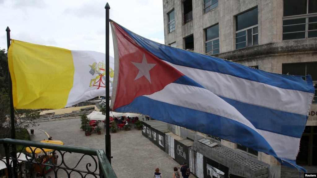 La bandera del Vaticano y la cubana, en un balcón de La Habana. REUTERS/Alexandre Meneghini