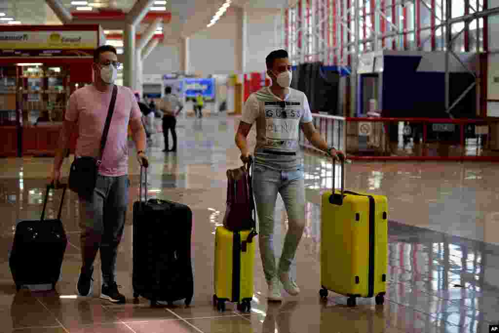 Pasajeros arriban al Aeropuerto Internacional Jos&#233; Mart&#237; de La Habana, el domingo, 15 de noviembre. (YAMIL LAGE / AFP)