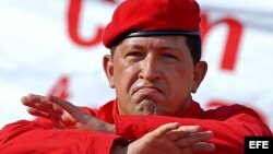 El editorial señala que el presidente Hugo Chávez tiene además pobres antecedentes en materia de la libertad de expresión.