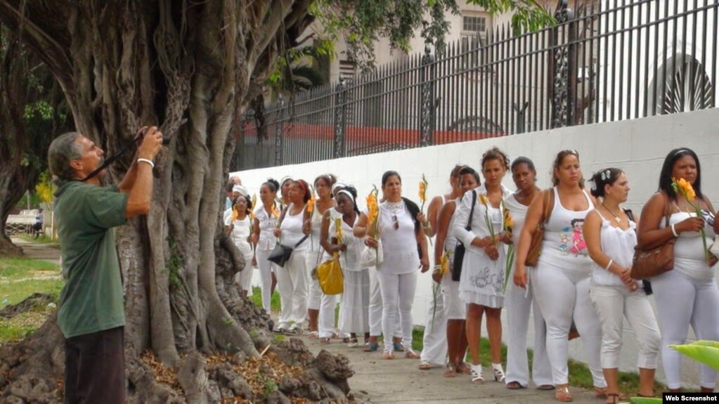 Miguel Borroto toma fotografías a las Damas de Blanco, el 12 de enero del 2015. (Foto Archivo: Roberto J. Guerra/Hablemos Press)