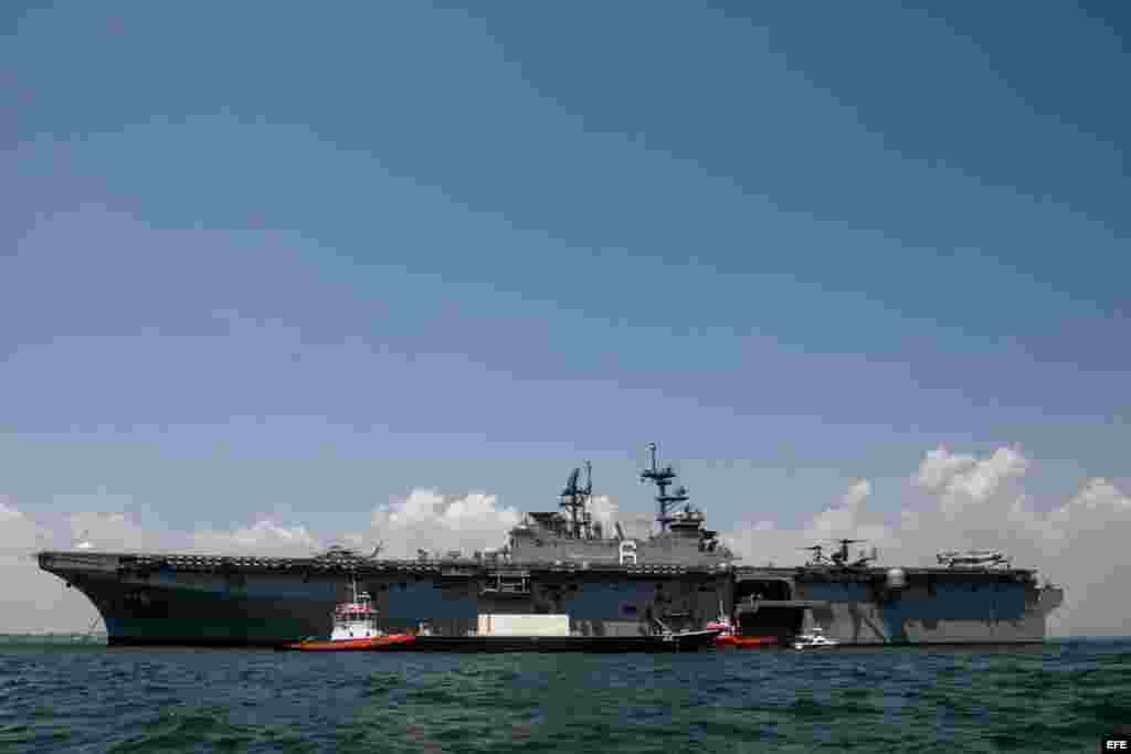 USS AMÉRICA (LHA-6), de la Armada de los Estados Unidos, frente a Cartagena (Colombia).