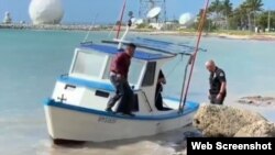 La embarcación en la que viajaban los cubanos. (Captura de video/Facebook)