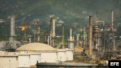 Panorámica de la refinería de la estatal Petróleos de Venezuela (PDVSA), en Puerto La Cruz, Venezuela.