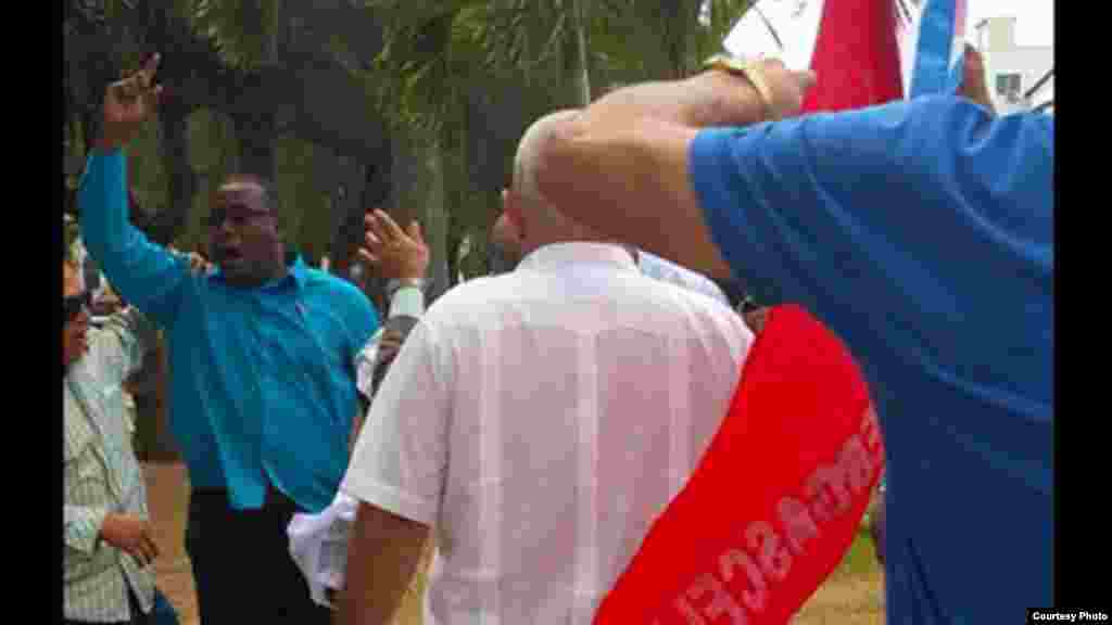 Golpean a activistas cubanos cuando ponían flores a Martí
