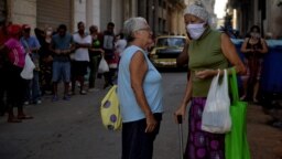 Los ancianos llevan la parte más difícil en medio de la crisis por el coronavirus en Cuba. (Yamil Lage/AFP)