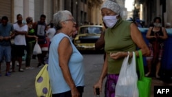 Los ancianos llevan la parte más difícil en medio de la crisis por el coronavirus en Cuba. (Yamil Lage/AFP)