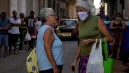 Los ancianos llevan la parte más difícil en medio de la crisis por el coronavirus en Cuba. (Yamil Lage/AFP)