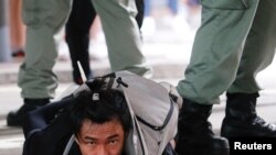 Un manifestante detenido en Hong Kong el 1 de julio de 2020, bajo la ley de seguridad nacional que censura información (REUTERS/Tyrone Siu).