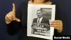 Nelva Ismaray Ortega sostiene una foto de su esposo, el líder de UNPACU José Daniel Ferrer, detenido tras las protestas del 11J en Cuba. (Foto: Facebook)