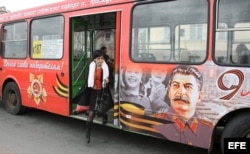 Los autobúses con retratos de Stalin en Rusia.