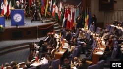 El canciller iraní, Ali Akbar Salehi, habla al inicio de las reuniones previas a la cumbre de los NOAL en Teherán.