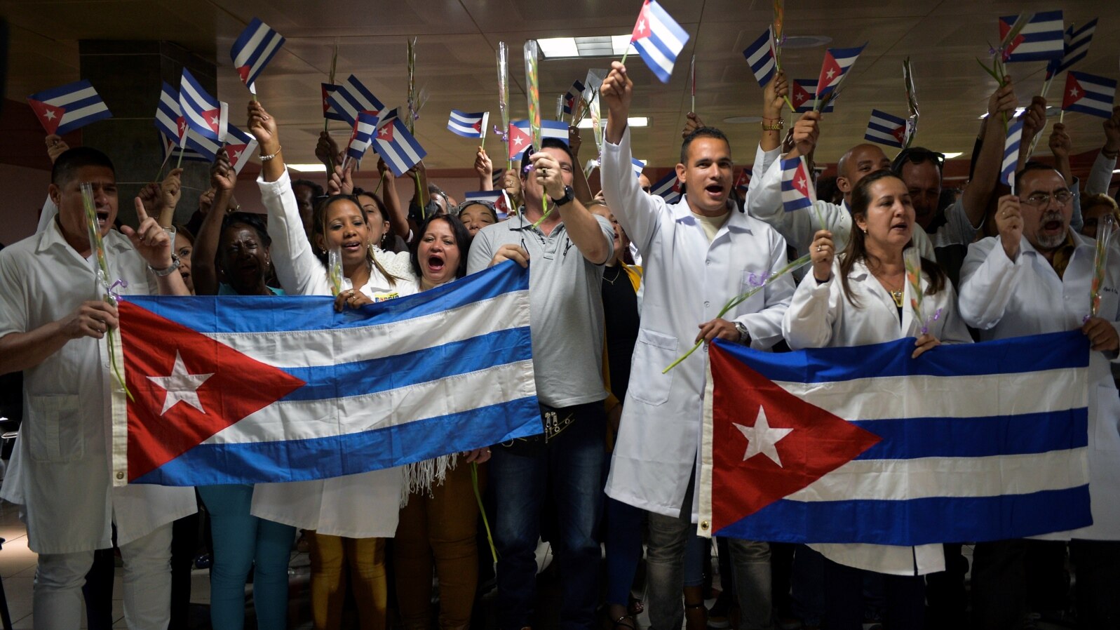 Doctores cubanos en noviembre del 2019, esperando el regreso de médicos que trabajaron en Bolivia (Yamil Lage / AFP).