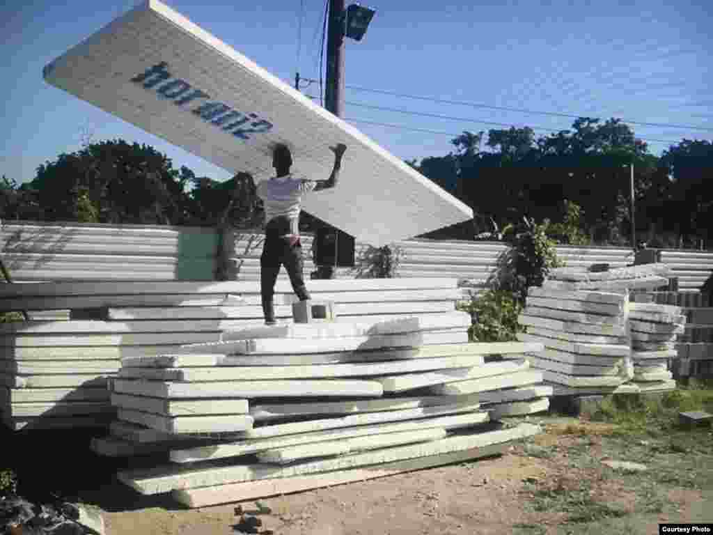 Constructores fabrican primeras casas para cubanos que serían deportados desde EE.UU.