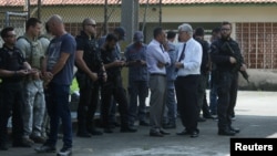 La policía en las afueras de la escuela.