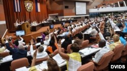 Parlamento cubano aprueba reformas "raulistas" que permiten empresas privadas