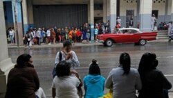 Habaneros hacen fila frente a un comercio que vende productos en dólares. REUTERS/Stringer