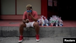 Hector Leon, recibe unos paquetes que compró online en La Habana. REUTERS/Alexandre Meneghini