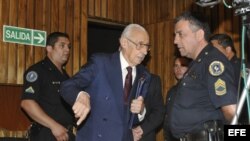 Jorge Videla, jefe de la junta militar argentina durante la dictadura, asiste al juicio que se le seguía por crímenes de lesa humanidad.