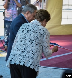 Raúl Castro y Dilma Rousseff cortan la cinta en la inauguración de la primera etapa del puerto del Mariel el 27 de enero de 2014.