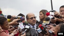 El abogado Gerardo Fernández (c), miembro del equipo de campaña del líder opositor venezolano, Henrique Capriles, da declaraciones a la prensa hoy, martes 2 de Mayo del 2013, en la sede del Tribunal Supremo de Justicia tras presentar la impugnaci'on a las elecciones