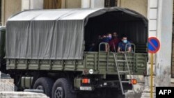 Guardias vestidos de civil en un camión militar, apostados en una calle de La Habana el 15 de noviembre. ADALBERTO ROQUE / AFP