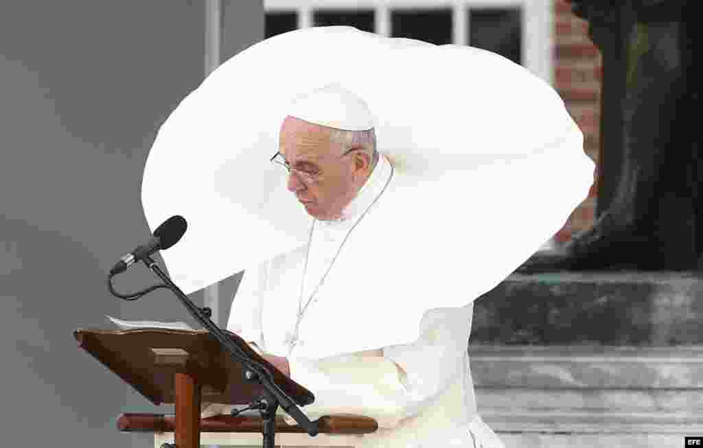 El viento lavanta la capa del papa Francisco, en Filadelfia.