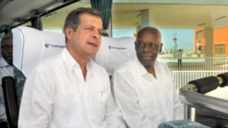 Luís Alberto Rodríguez López-Calleja (izq), Presidente de GAESA, acompaña al ex presidente de Angola José Eduardo Dos Santos, en un recorrido por el puerto del Mariel. (Archivo)