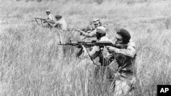 Tropas cubanas y angolanas en St. Vincente, Cabinda, Angola en 1976.