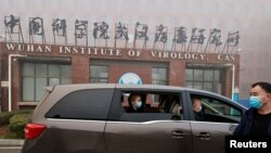 Wuhan, China - Expertos de la Organización Mundial de la Salud visitan el Instituto de Virología. 