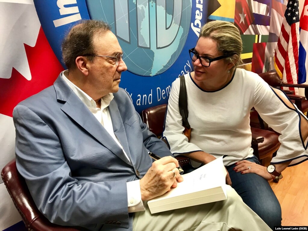 Carlos Alberto Montaner firma sus memorias a una exiliada cubana en el IID.