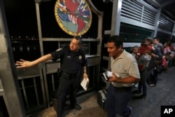 Un agente fronterizo estadounidense le da indicaciones a una familia de migrantes nicaragüenses que desean obtener asilo en EEUU. (AP/Fernando Llano, archivo)