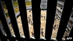 Vista, desde una celda, del patio de la prisión de máxima seguridad Combinado del Este, en La Habana. (AFP/Adalberto ROQUE/Archivo)
