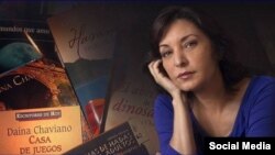 Daína Chaviano junto a varios de sus libros. (Foto de perfil de Facebook)