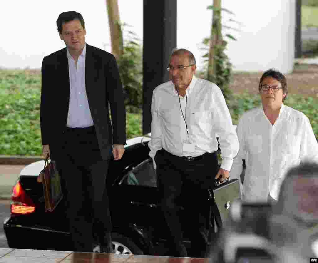 El exvicepresidente Humberto de la Calle (c), líder del equipo negociador del Gobierno de Juan Manuel Santos, el alto comisionado de Paz de Colombia, Sergio Jaramillo (i), y el embajador de Colombia en La Habana, Gustavo Bell (d).