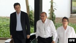 El exvicepresidente Humberto de la Calle (c), líder del equipo negociador del Gobierno de Juan Manuel Santos, el alto comisionado de Paz de Colombia, Sergio Jaramillo (i), y el embajador de Colombia en La Habana, Gustavo Bell (d).