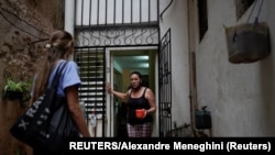 Una trabajadora de salud pública realiza la pesquisa para detectar casos de coronavirus en un barrio de La Habana. (REUTERS/Alexandre Meneghini).