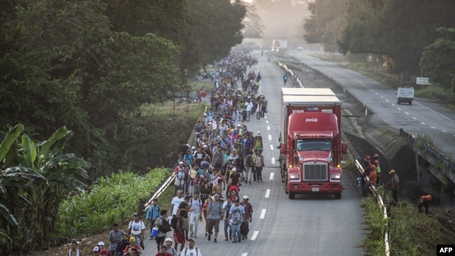 Migrantes hondureños se dirigen a EEUU a través de la frontera mexicana, en Chiapas.