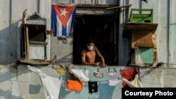 Un cubano observa la calle desde su balcón en La Habana