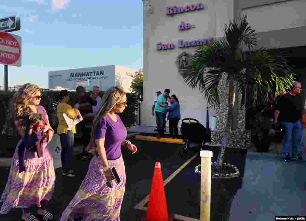 Dos cubanas acuden a El Rincón de Hialeah para venerar a San Lázaro el 17 de diciembre de 2018.
