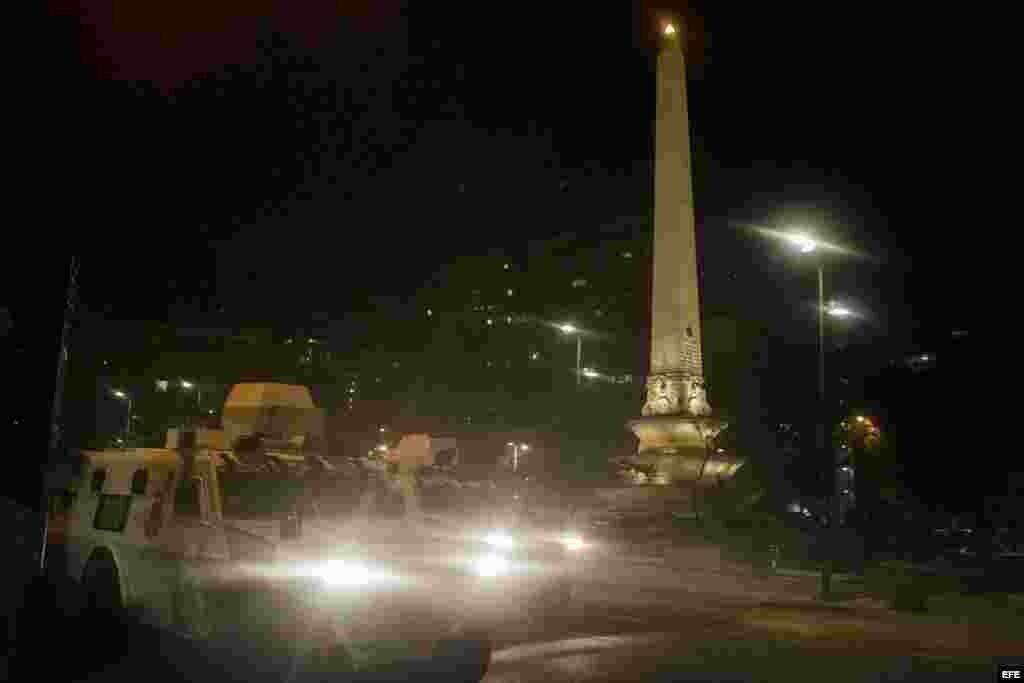 Miembros de la Guardia Nacional Bolivariana (GNB) enfrentan a protestantes hoy, viernes 14 de febrero de 2014