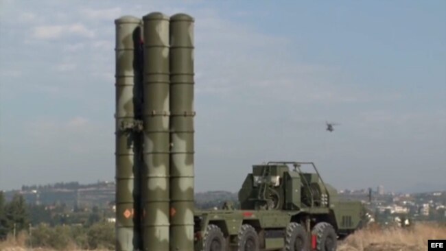Sistema de misiles de defensa S-400 en la base aérea de Hmeymim a las afueras de Latakia (Siria). 
