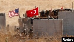 Patrulla conjunta entre EEUU y Turquía en el norte de Siria, como se muestra cerca de la ciudad turca de Akcakale, el 8 de septiembre de 2019. (REUTERS/Murad Sezer/Archivo)