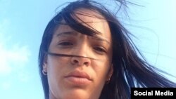 Mileydi Salcedo, de 24 años, arrestada y golpeada por intentar documentar con su teléfono el abuso de la policía. (Foto de su perfil de Facebook)