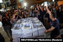 La última tirada del periódico Apple Daily llega a un estanquillo de Hong Kong el 24 de junio de 2021. Foto: REUTERS/Lam Yik/Archivo.