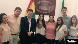 Rosa María Payá en reunión con senadores y diputados nacionales en Bolivia. (Foto: Twitter)