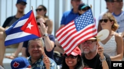 Seguidores de los equipos de béisbol de Estados Unidos y Cuba.